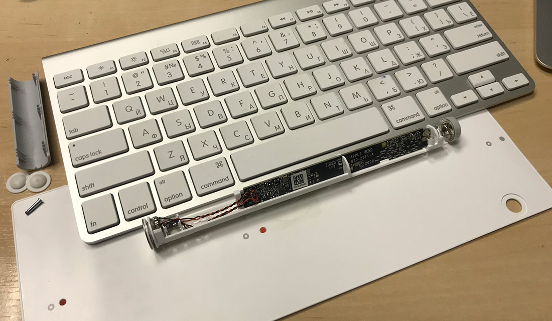 разобранная клавиатура Apple Wireless Keyboard