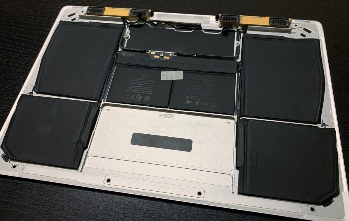 Новая батарея MacBook благополучно установлена на своё место