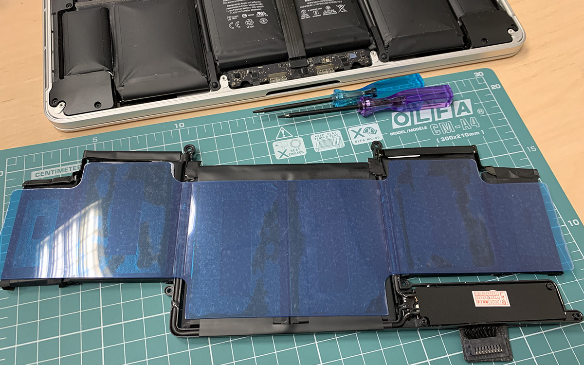 Под защитной плёнкой виден клеевой слой на новой батерее A1582 для MacBook Pro 13 (модель A1502)