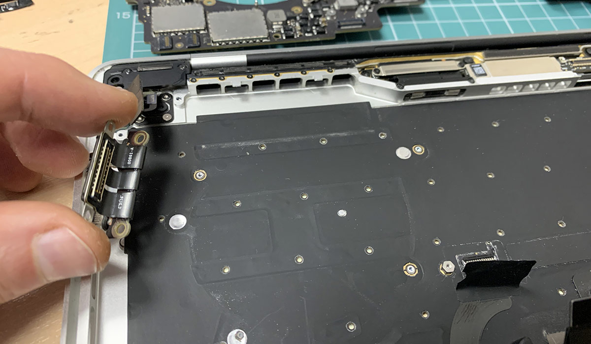 Отсоединение шлейфов и коннекторов от материнской платы MacBook Pro A1706