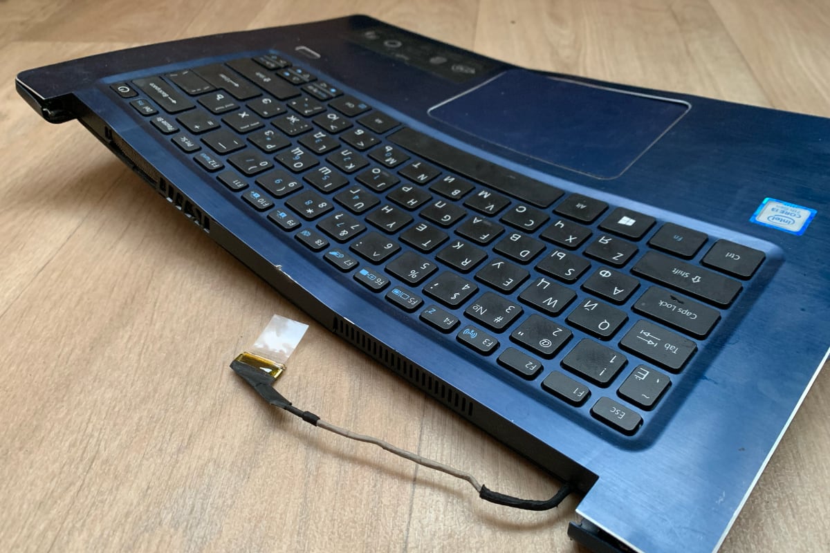 погнутый ноутбук Acer