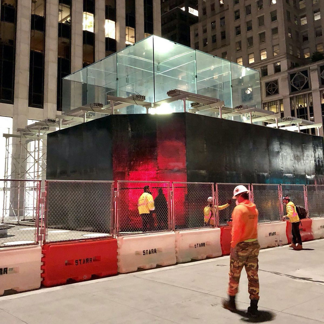Стеклянный куб Apple Store в центре Манхеттена зашивают в металл