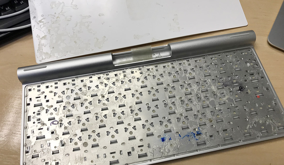 снятая задняя крышка Apple Wireless Keyboard