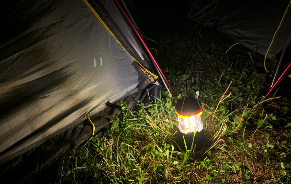 кемпинговый светильник ФОТОН C500 возле палатки