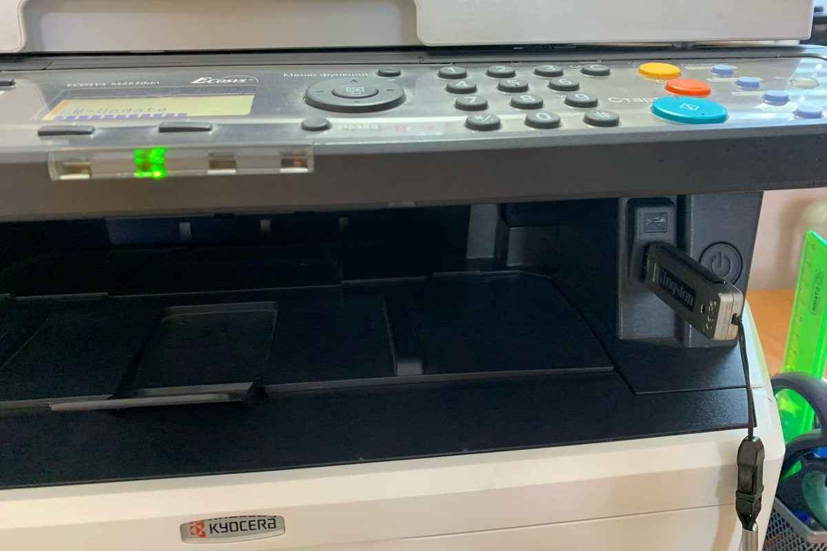 Процесс обновления прошивки принтера Kyocera M2530dn с флешки