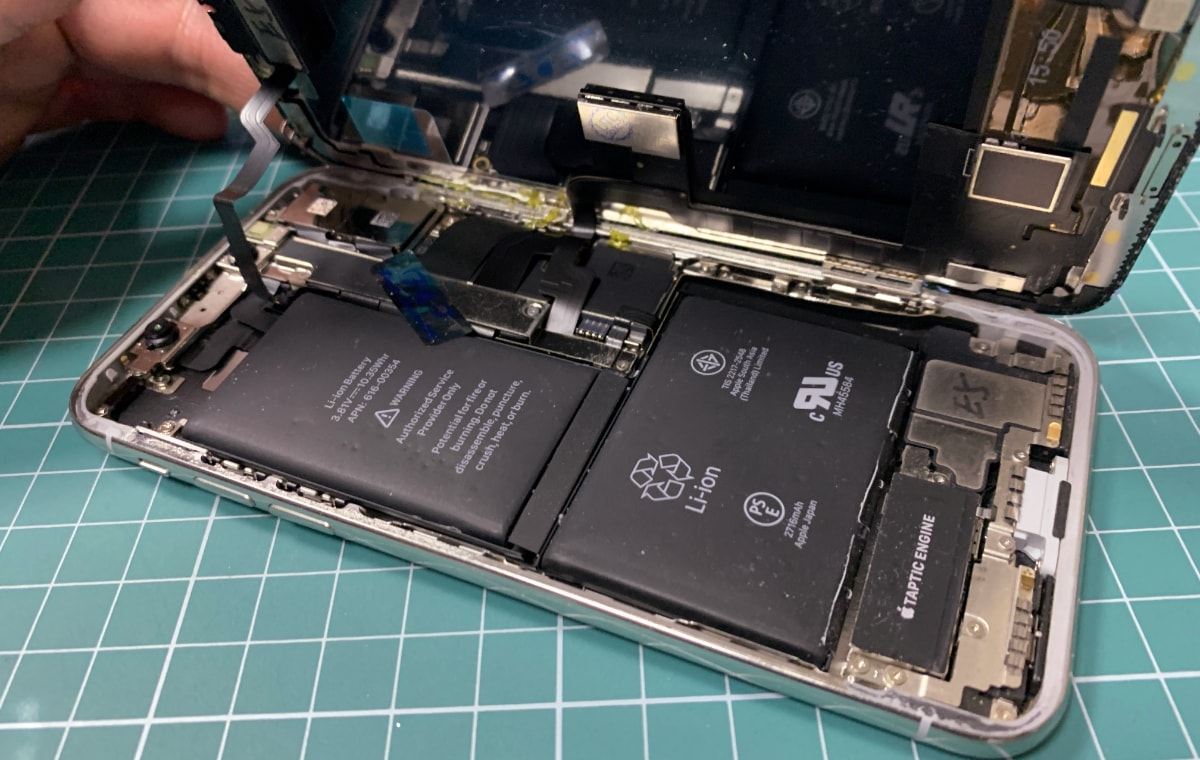 кустарно восстановленный iPhone X можно легко вычислить по наклейке на батарее