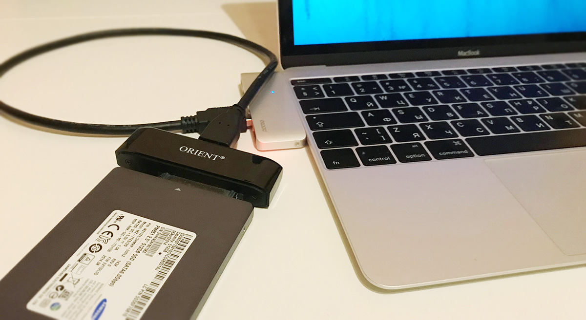 MacBook с подключенным внешним SSD USB-C