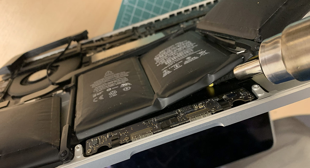 Процесс замена батареи на MacBook Pro. Отклеиваем старую батарею с помощью фена паяльной станции