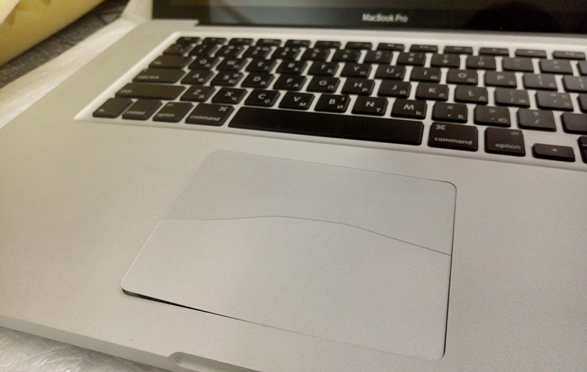 Лопнувшее стлекло тачпада на MacBook Pro из-за вздувшейся батареи