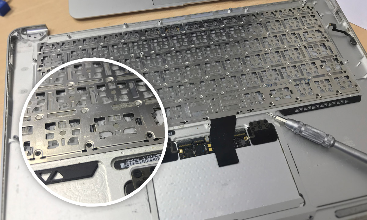 Клавиатура MacBook Air прикручена по периметру к корпусу и заклёпана