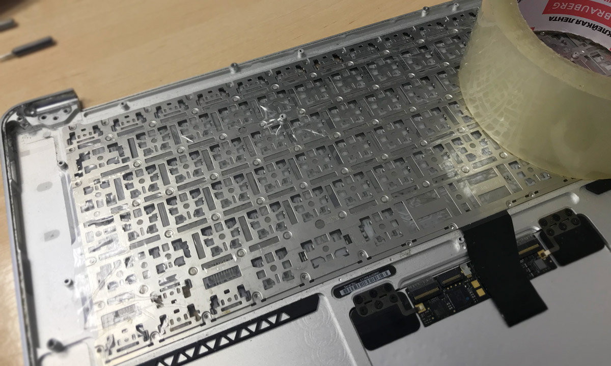 Обклеиваем матрицу клавиатуры MacBook скотчем перед извлечением
