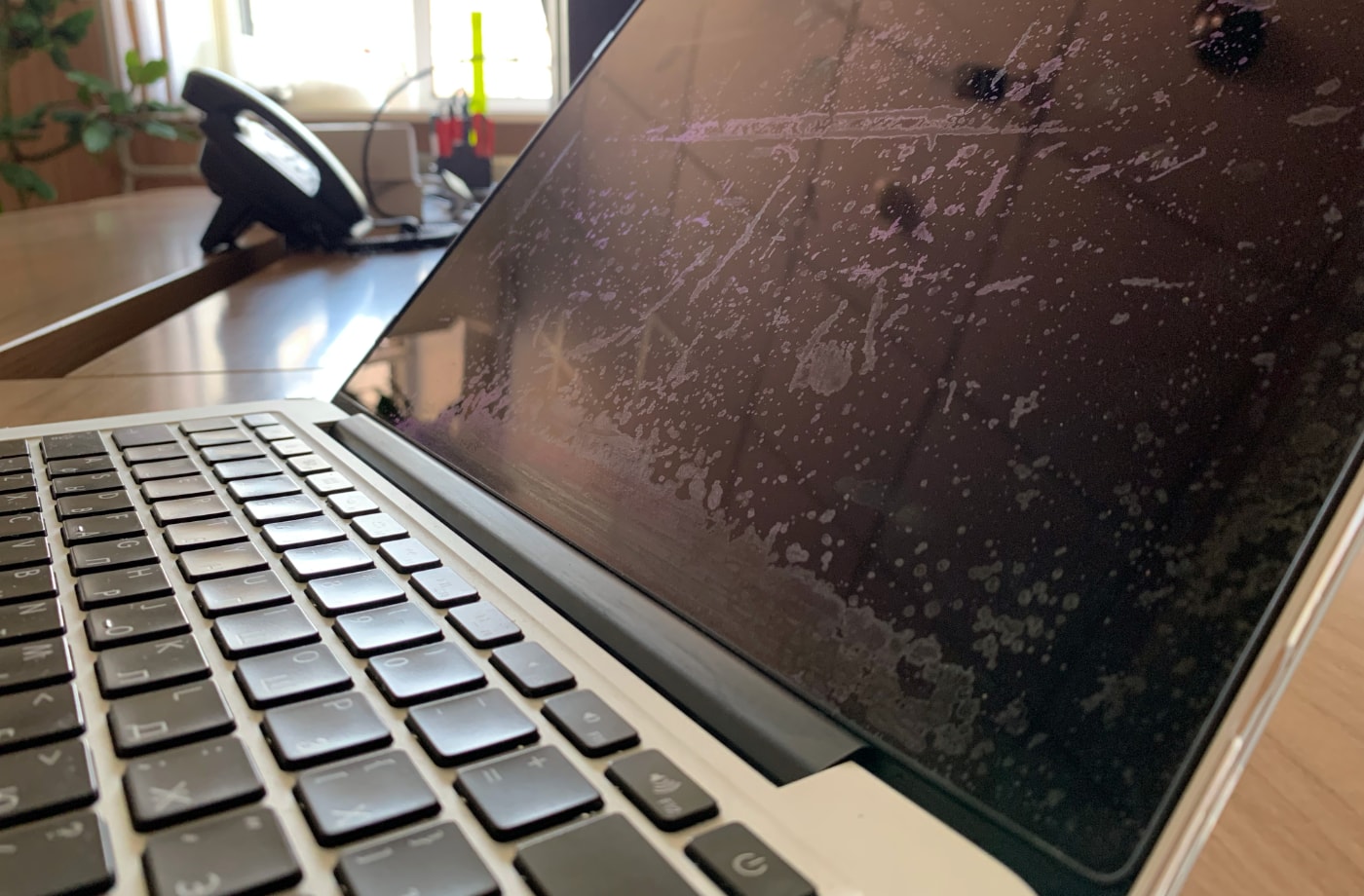 облезшее антибликовое покрытие MacBook Pro