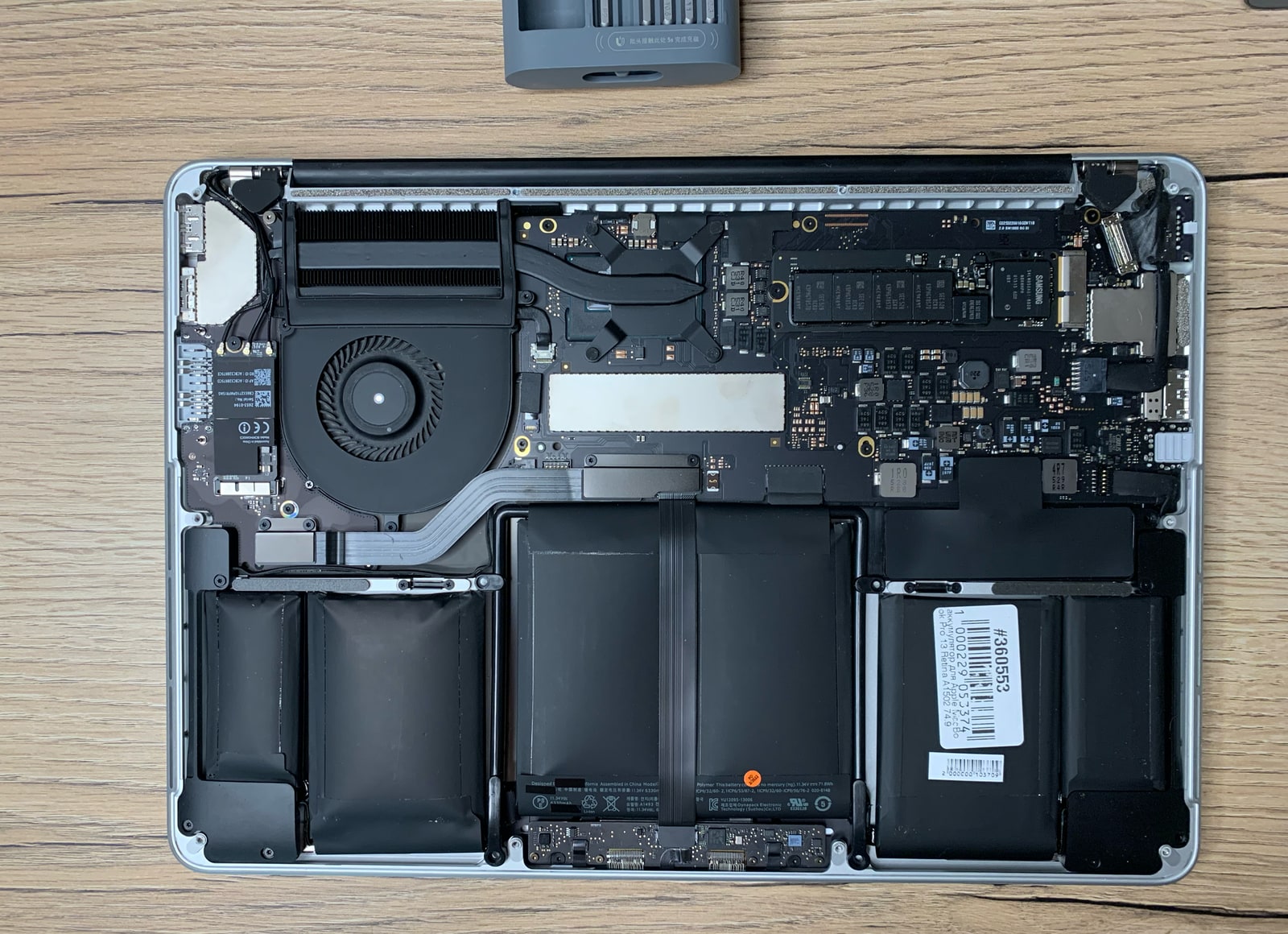 Вздувшаяся батарея MacBook Pro стала причиной медленной работы ноутбука