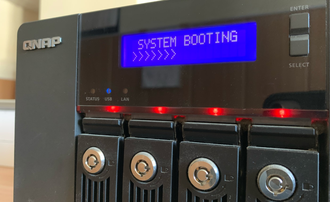 QNAP TS-453 Pro не загружается дальше сообщения SYSTEM BOOTING