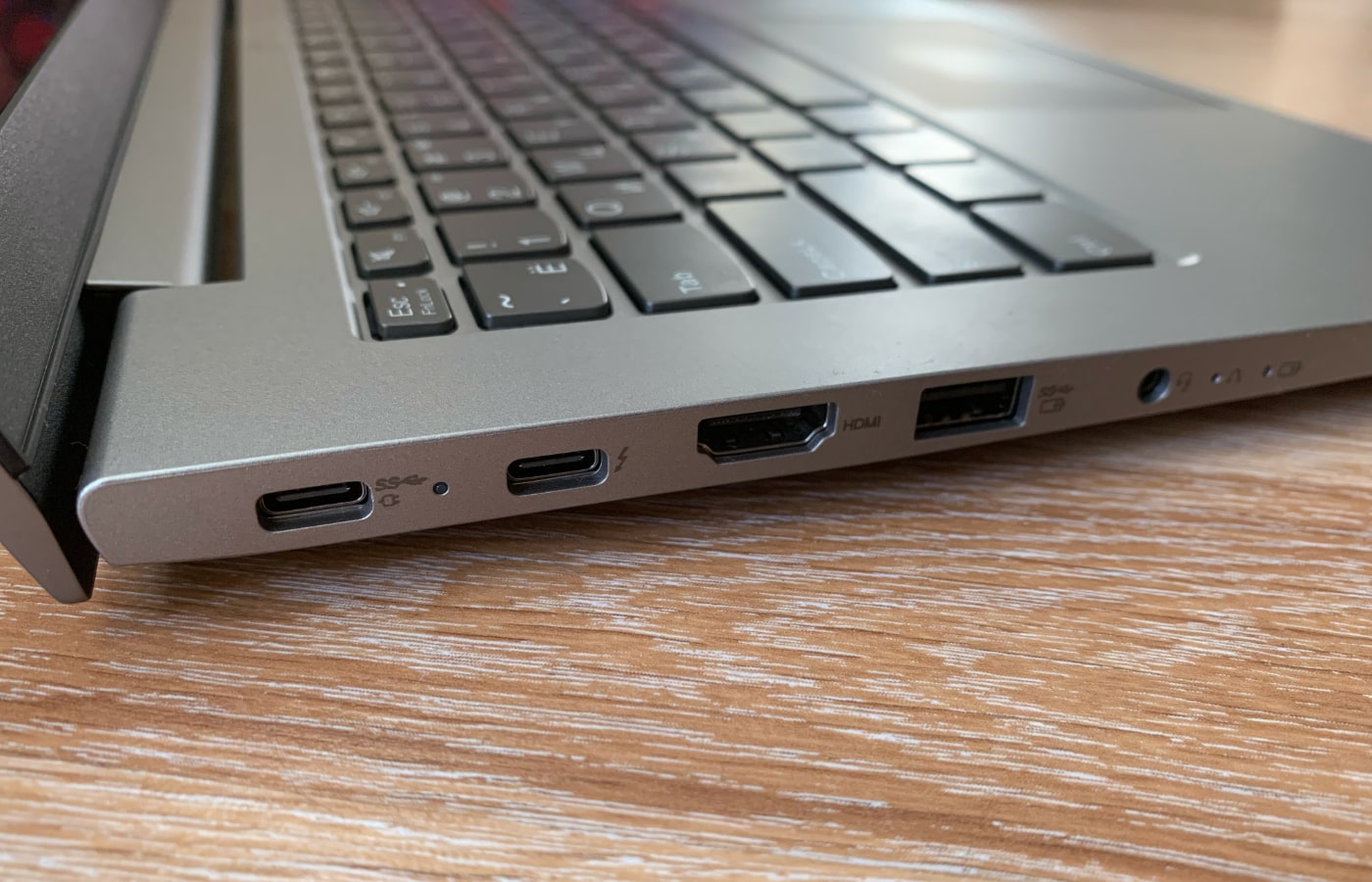 Полный набор портов USB Type-C, Thunderbolt 4 и USB ноутбука Lenovo ThinkBook 14 G2 ITL